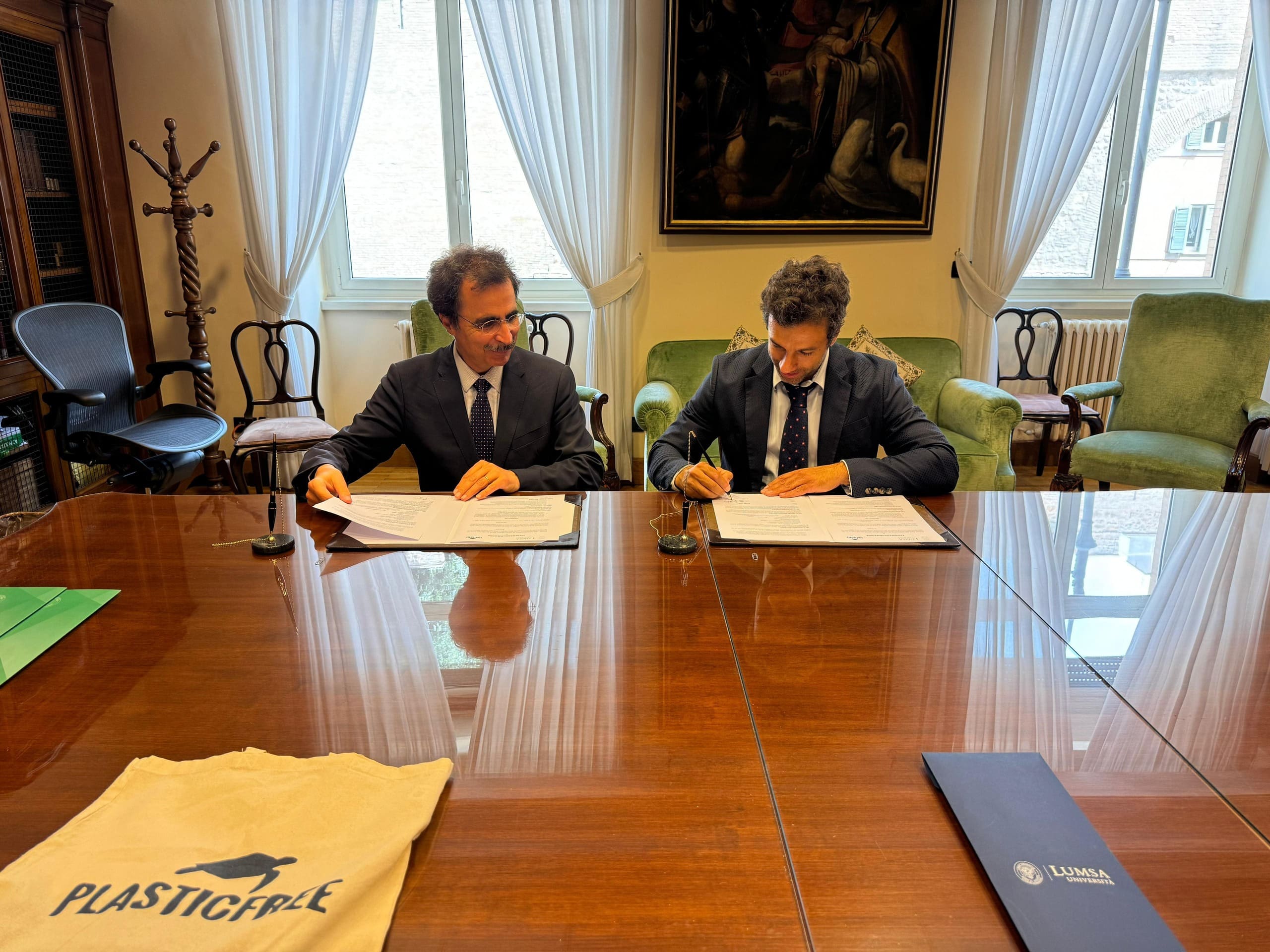Francesco Bonini e Luca De Gaetano firmano il patto contro l&#039;inquinamento da plastica