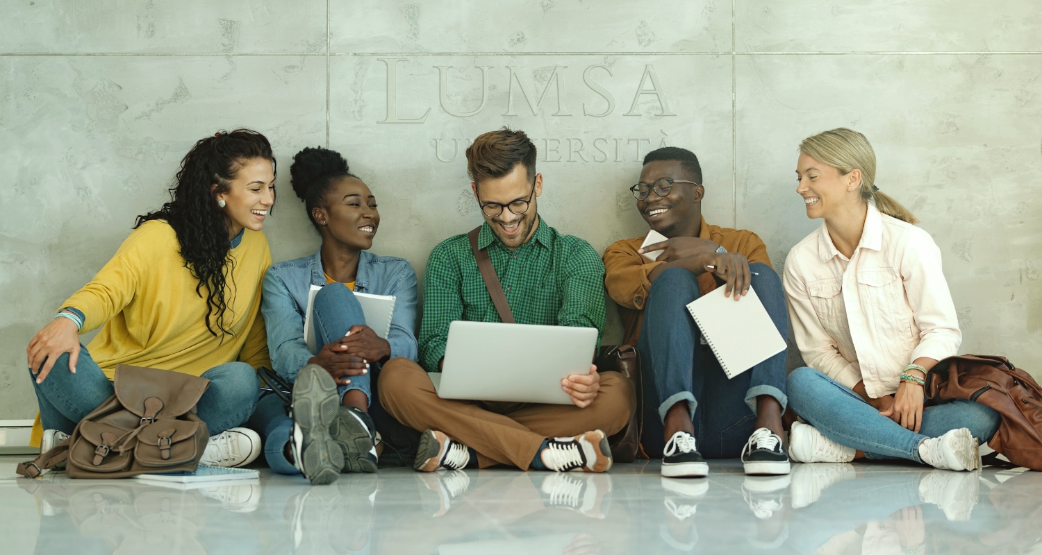 Studenti seduti a terra