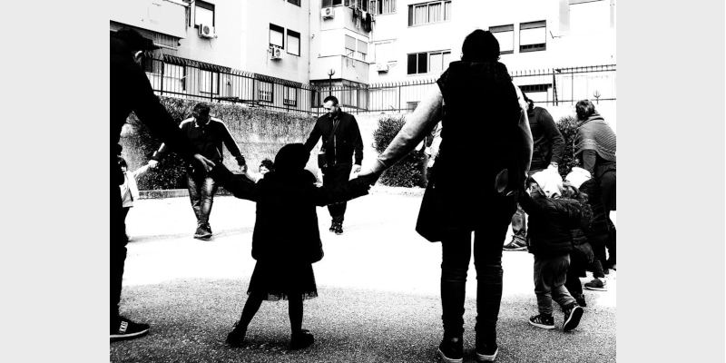 Fili d'erba tra i palazzi. Foto di Viviana Villanti