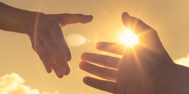 mani che si uniscono nel sole