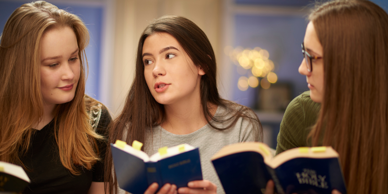 tre ragazze leggono e si parlano