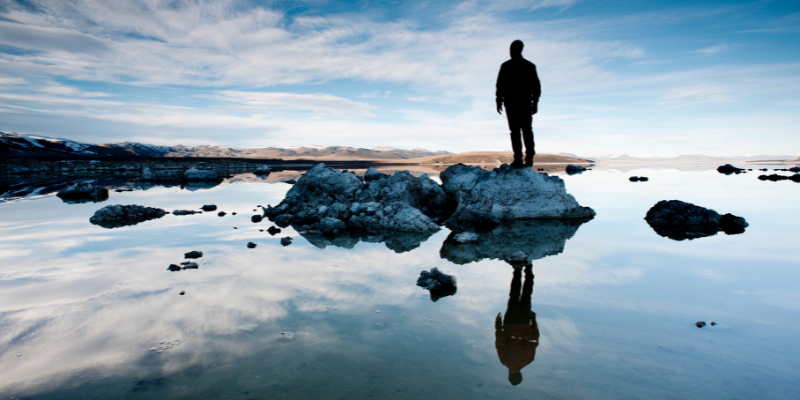 Uomo che guarda l'orizzonte