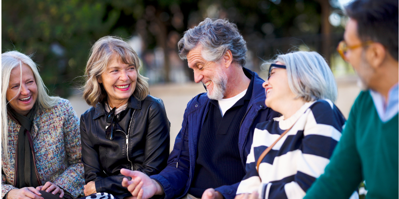 gruppo di persone di mezza età che parlano