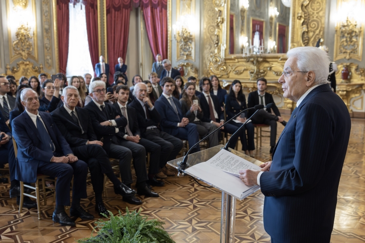 Il Presidente Mattarella parla alla delegazione di allievi delle scuole di giornalismo