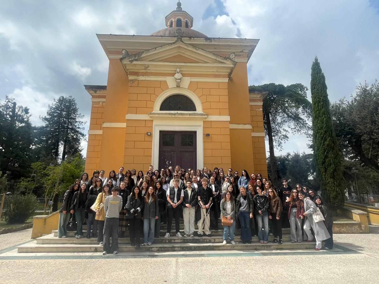 Foto di gruppo davanti alla Chiesa