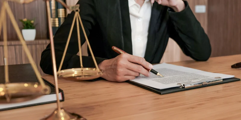 avvocato che studia un caso