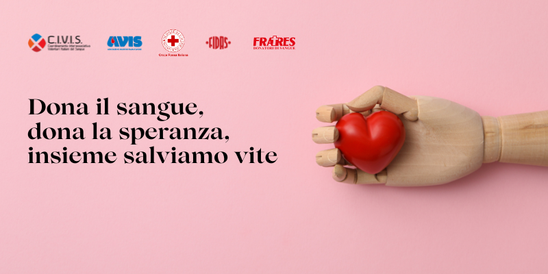 Mano in legno con un cuore stretto tra le dita