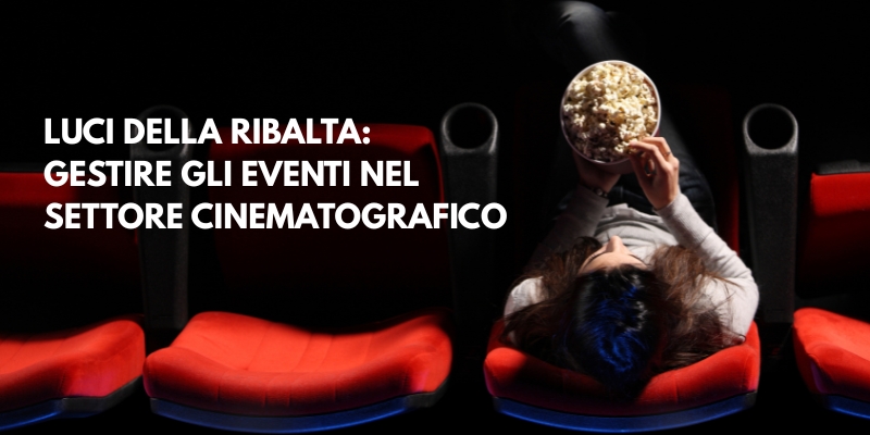 ragazza seduta da sola al cinema