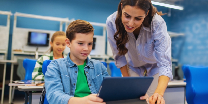 insegnante che aiuta uno studente con il tablet