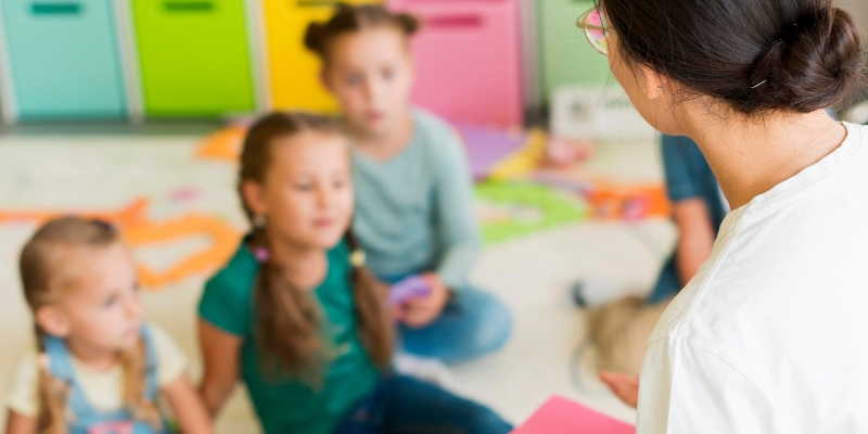 Insegnante che spiega ai bambini