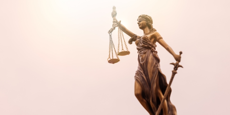 Immagine della donna bendata simbolo della giustizia