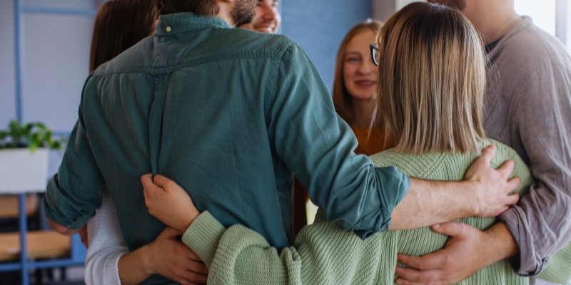 Persone che si abbracciano