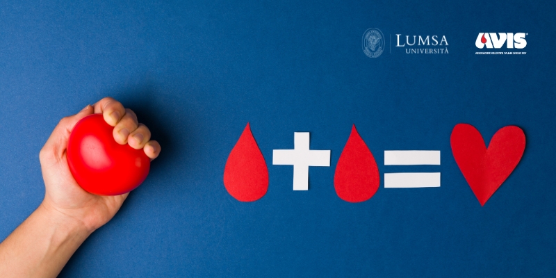 Una mano che stringe un cuore di plastica per simboleggiare la donazione del sangue