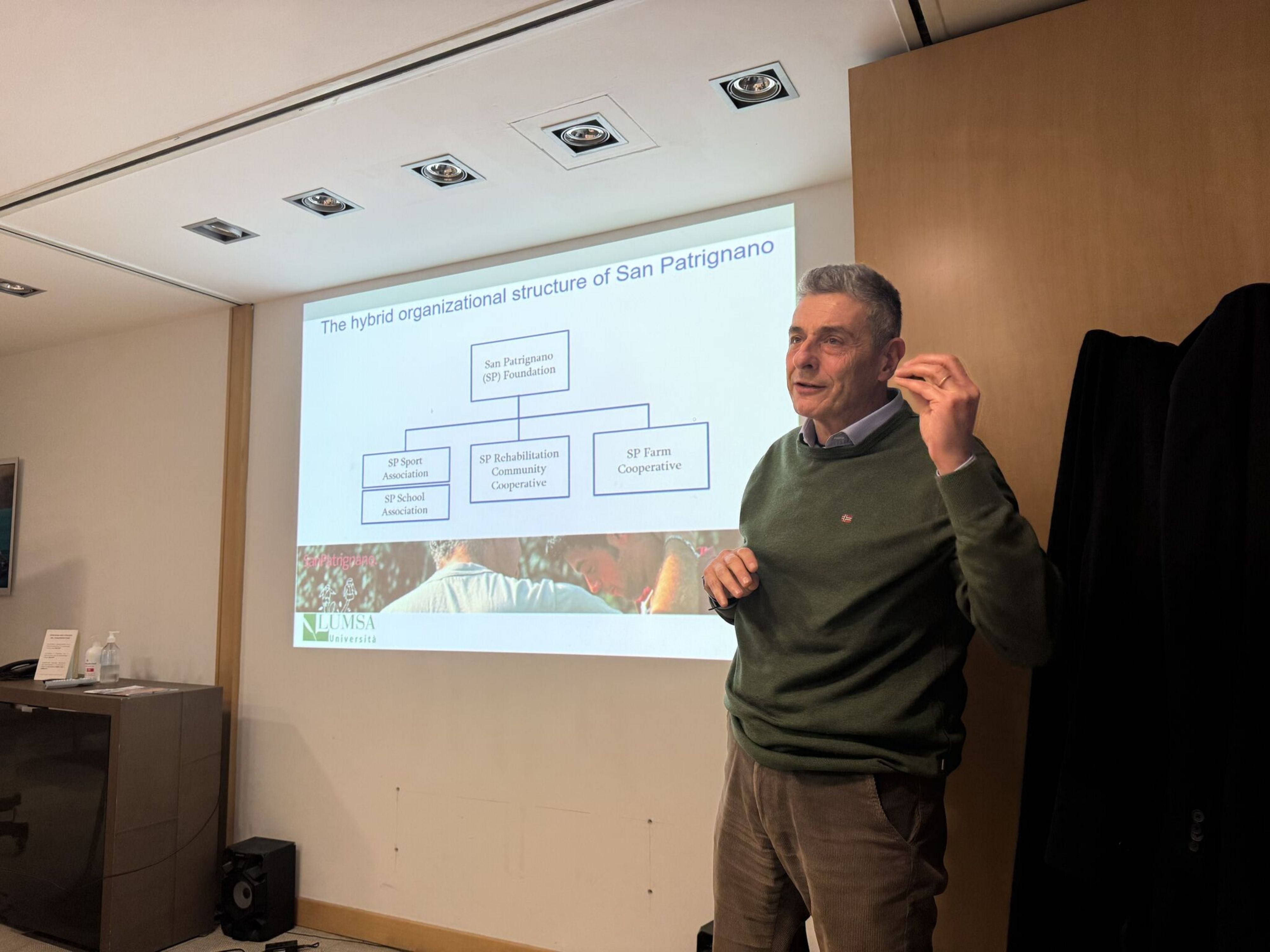 Il dott. Marco Tamagnini che espone agli studenti del Master in Scienze e Management degli Enti del Terzo Settore