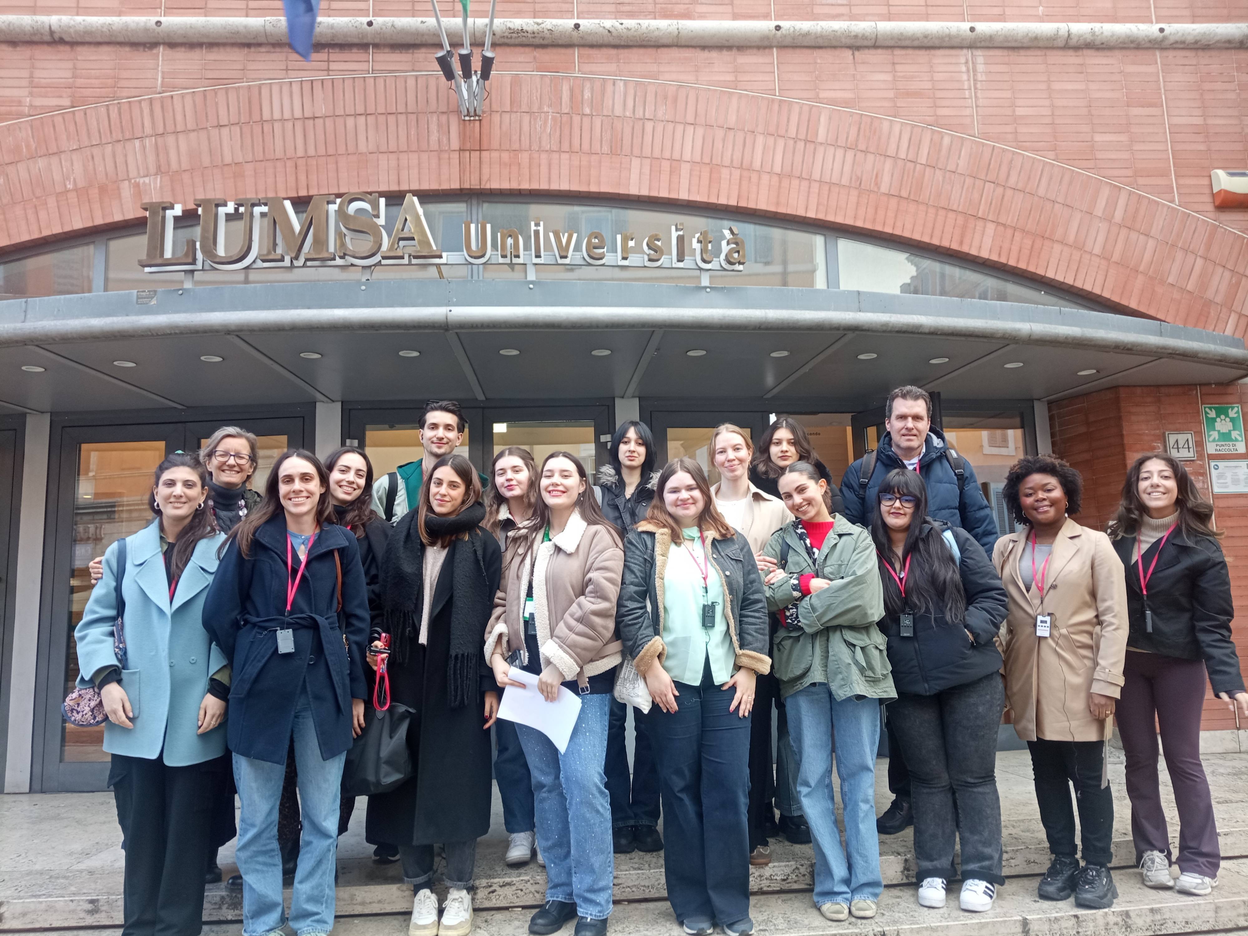 Immagine dei ragazzi che hanno partecipato alla Winter School dell'UNESCO davanti alla sede Giubileo della LUMSA