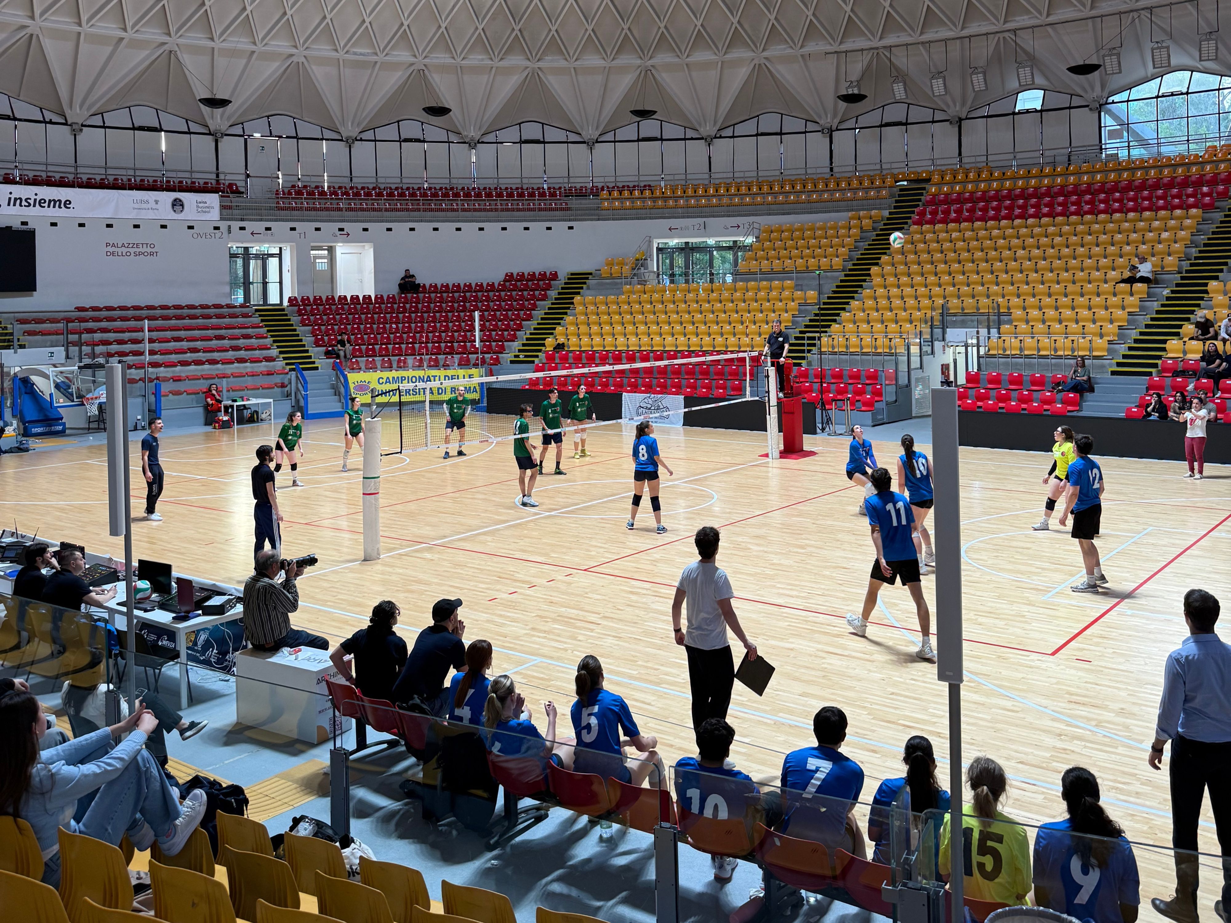 Foto della rappresentativa di pallavolo mista della LUMSA Sport United