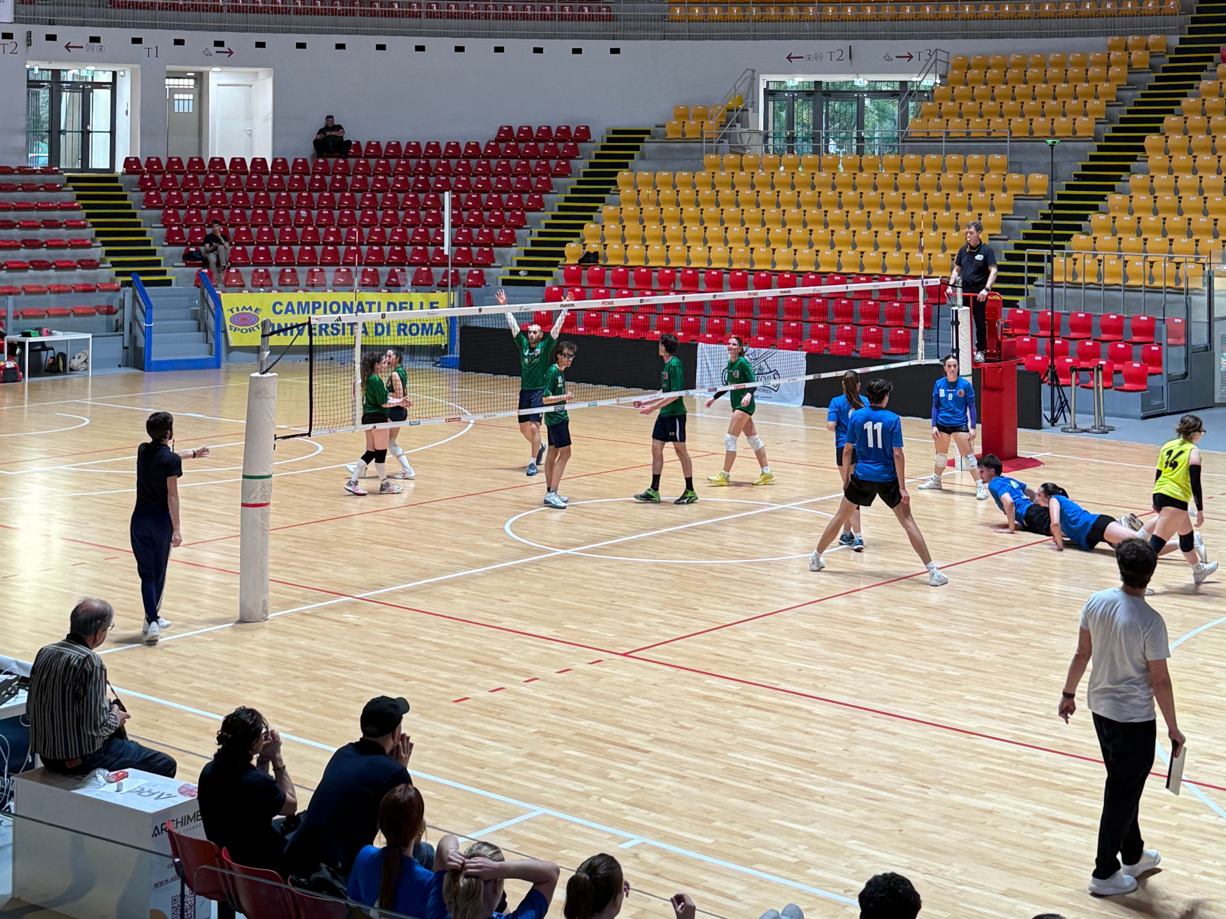 Foto della rappresentativa di pallavolo mista della LUMSA Sport United