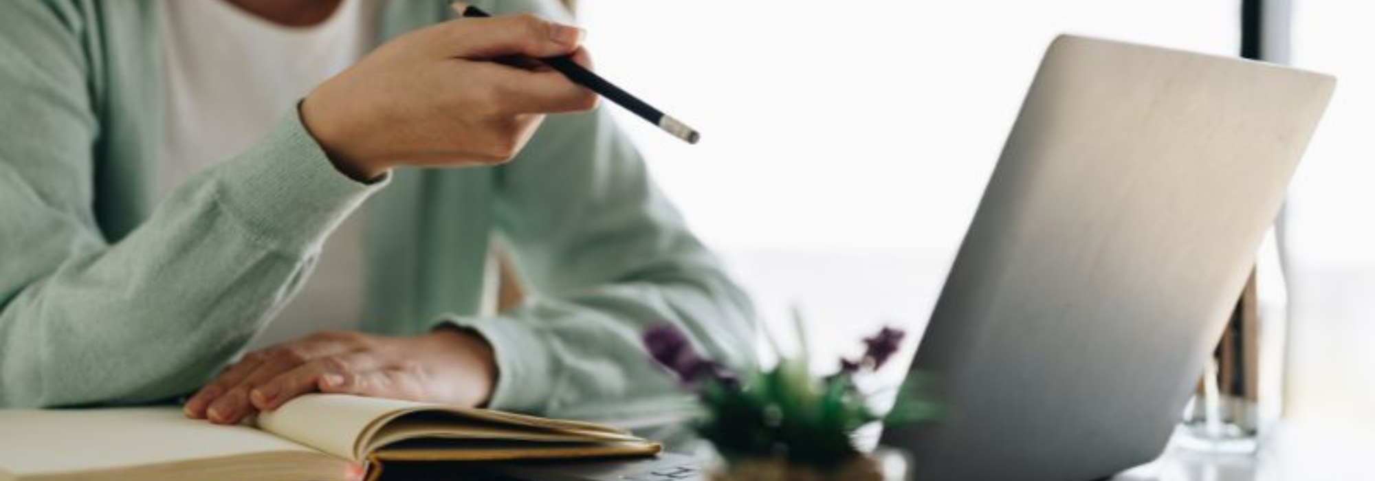 https://backoffice.lumsa.itRagazza che scrive su un taccuino davanti al pc