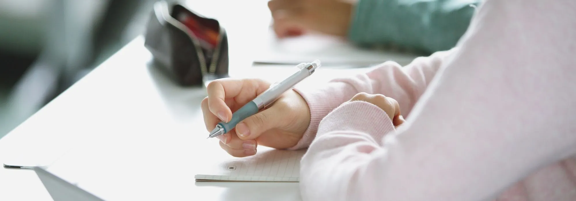 https://backoffice.lumsa.itragazza che scrive su un foglio