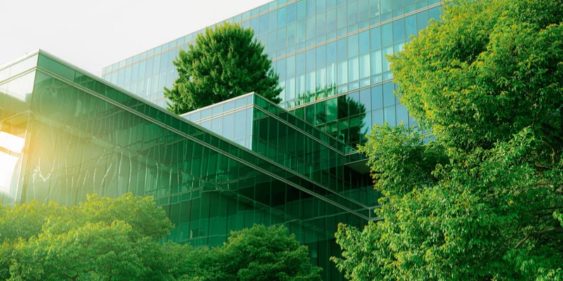 Immagine di un edificio con vetrate circondato da alberi
