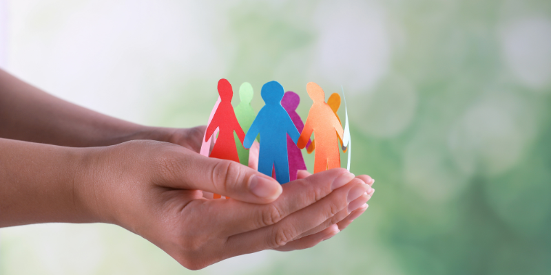 Mani con persone di carta in occasione dei diritti umani