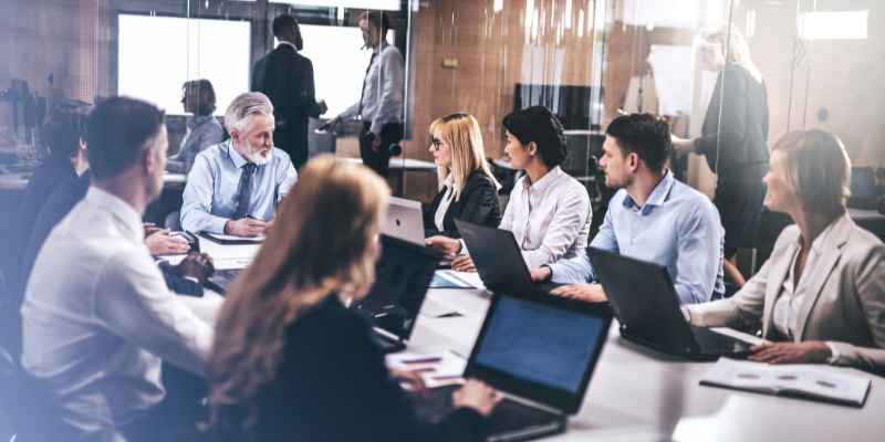 Team che fa networking in azienda