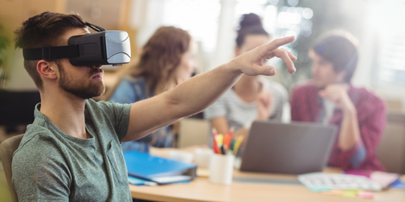 Studente durante la lezione con la tecnologia