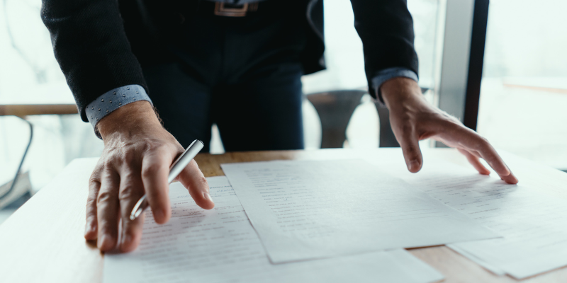 Uomo che firma contratti