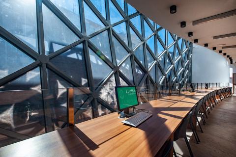 computer sul tavolo della biblioteca