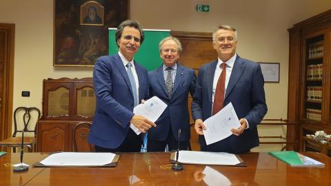 persone che si stringono la mano