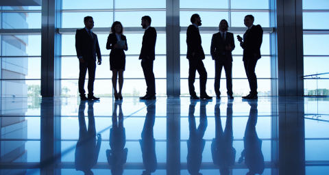 Profili di uomini e donne a lavoro