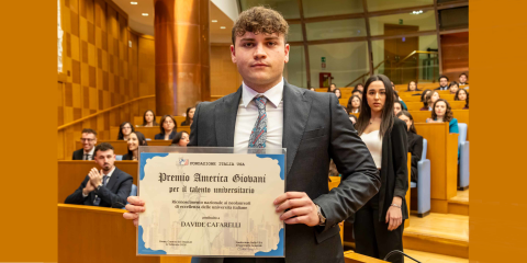 Il dott. Davide Cafarelli con la pergamena del Premio