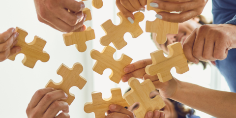 persone diverse che costruiscono un puzzle