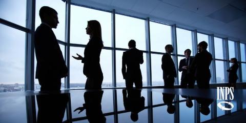 Uomini e donne d'affari che parlano tra loro