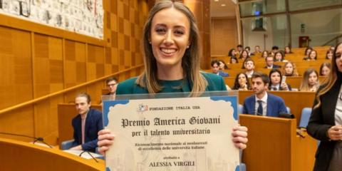 Studentessa LUMSA con in mano il Premio America Giovani