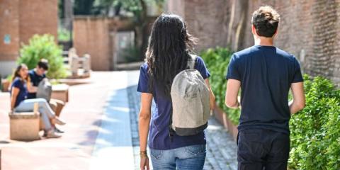 Ragazzi che passeggiano con lo zaino del merchandising LUMSA