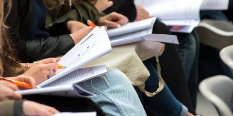 Studenti che stanno facendo dei test 