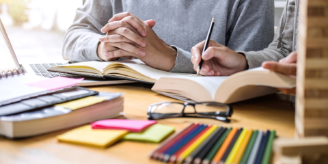 Docente di sostegno con alunno durante il corso
