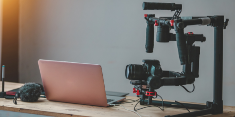 Creazione di contenuti online come video e social network