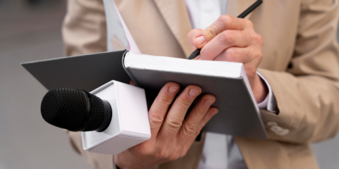 Giornalista che scrive la notizia dopo intervista